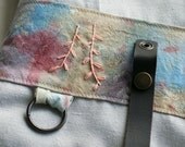 Violet red fields - handpainted and embroidered shoulder bag in light grey with leather straps - Herbarium Collection