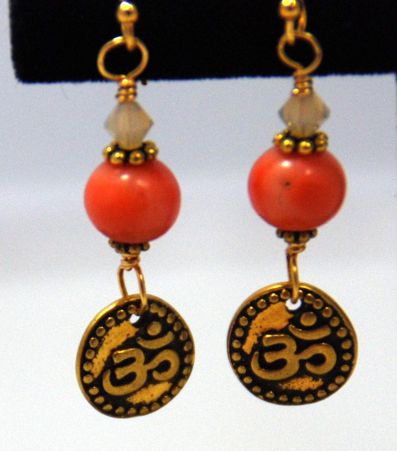 Focus: coral and gold-plated OM earrings