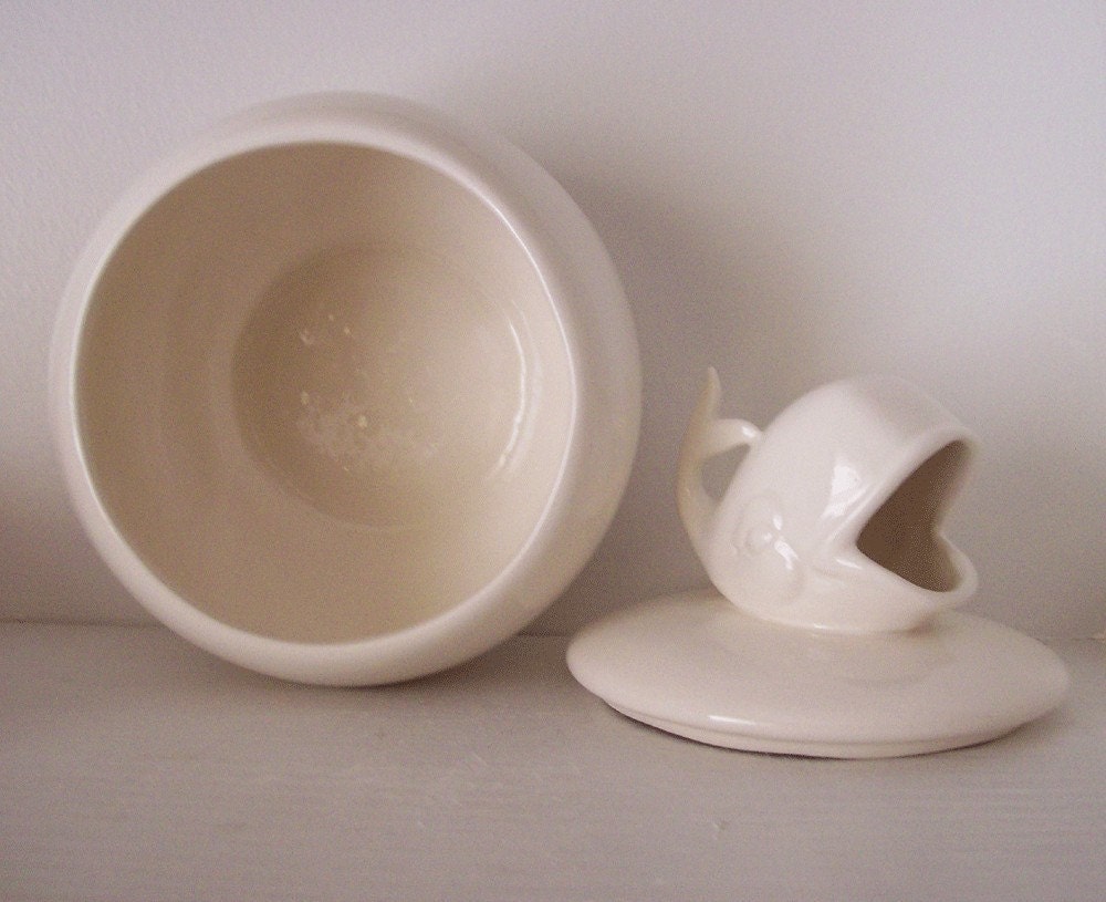 Round Whale Candy Dish in White Vintage Design