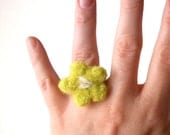 felted flower ring - lemongrass / cloud white - size medium