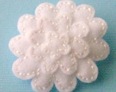 white chrysanthemum brooch - hand sewn felt pin - thecleverkitty