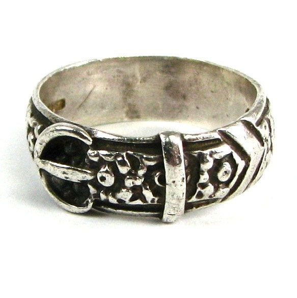 A Gentlemans Vintage Sterling Buckle Ring - Symbol of Loyalty and Strength BRITISH HALLMARKS Size 11.75 Circa 1976
