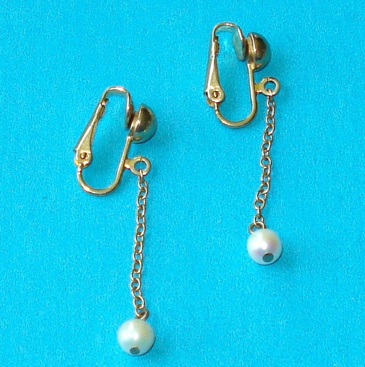 Vintage 1950s Gold and Pearl Dangle Earrings