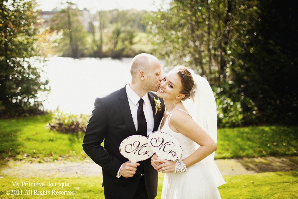 MR and MRS Wedding SIGNS, Vintage Paddles, Signs with Handles, Romantic Wedding Signs, Vintage Wedding Decor, Hand Held Photo Props