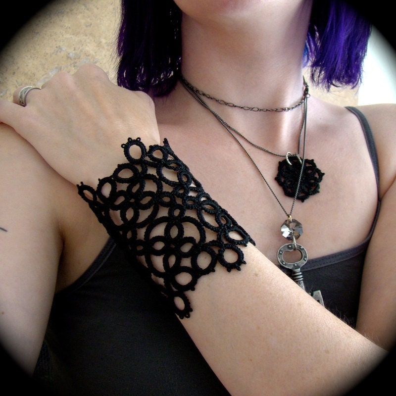 Tatted Lace Cuff Bracelet - Edging