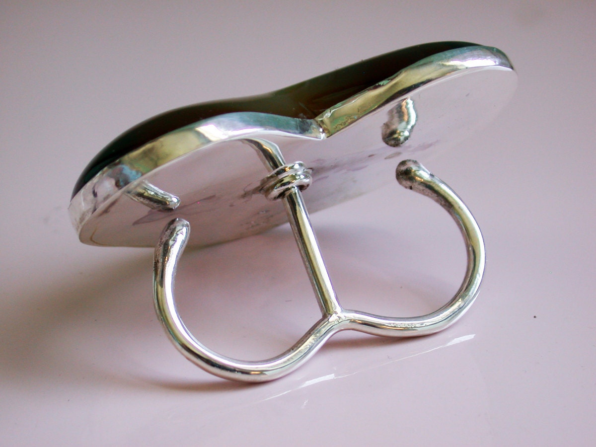 THE ring worn by Ms Esperanza Spalding on stage at the ACADEMY awards, 2012 - massive and fabulous agate heart knuckle ring