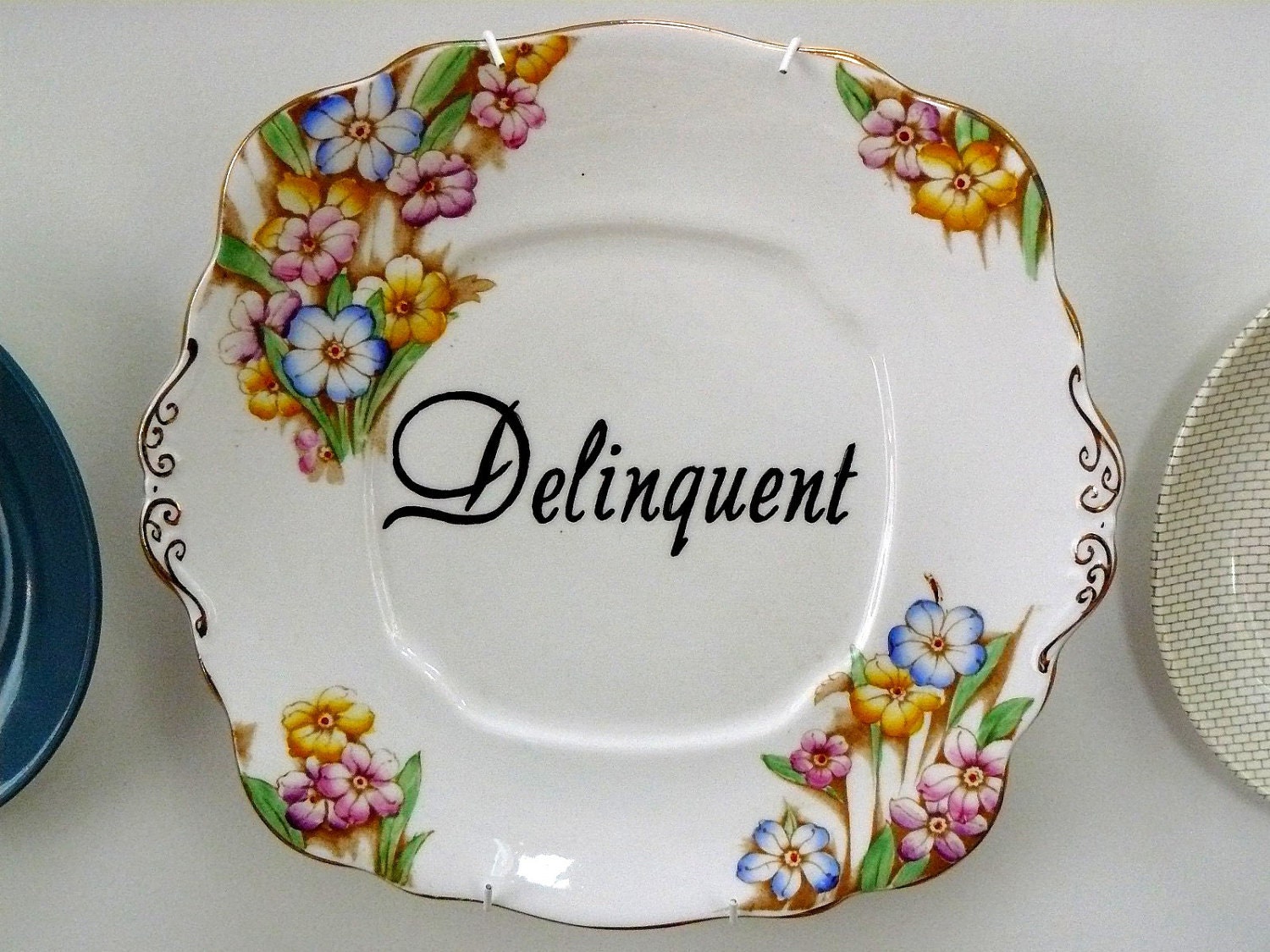 Delinquent cake plate