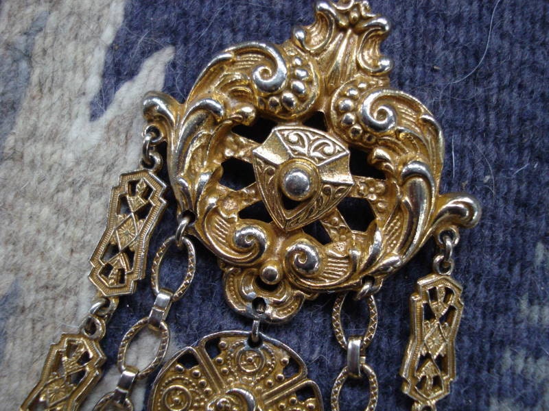 Vintage 1950s Brooch Fob Coro Gold Pin