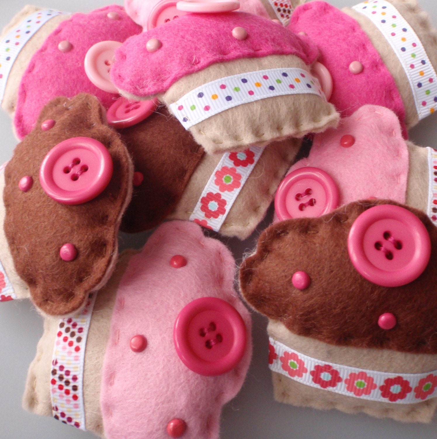make your own CUPCAKES kit including pattern and materials for at least 6 cupcakes