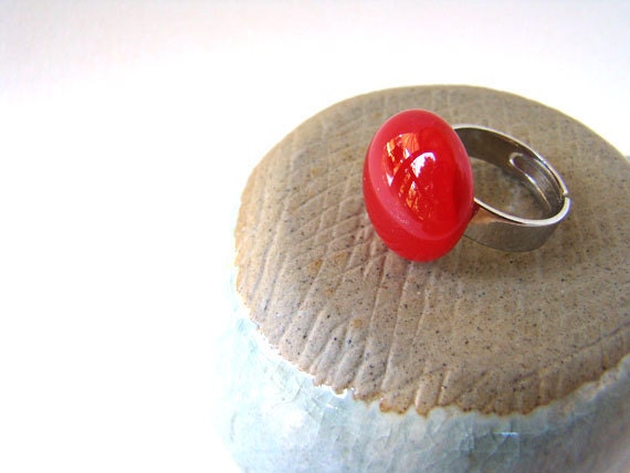 red round fused glass adjustable ring - 18mm diameter