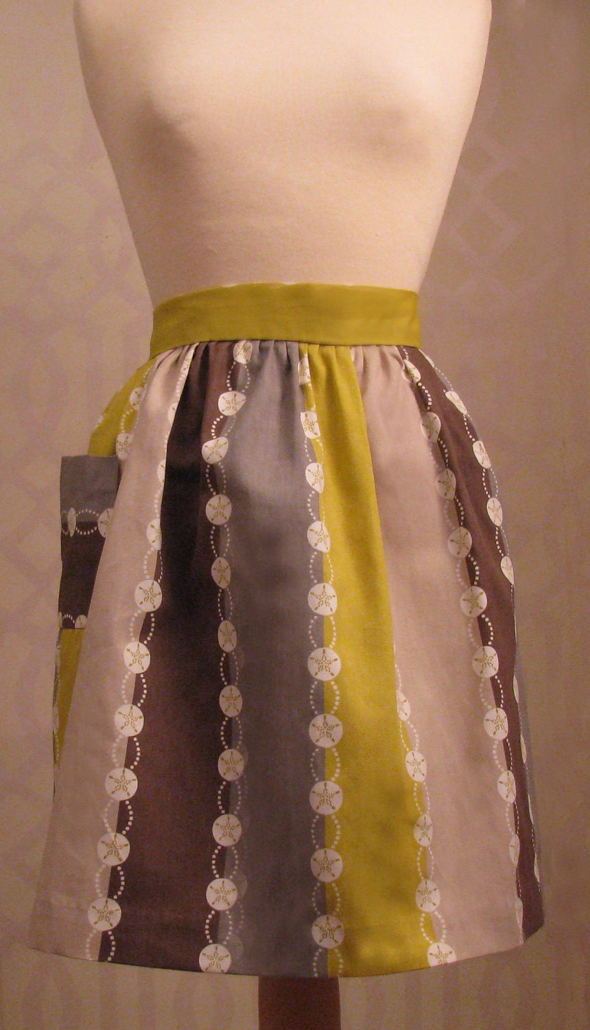 Green Sand Dollar Apron