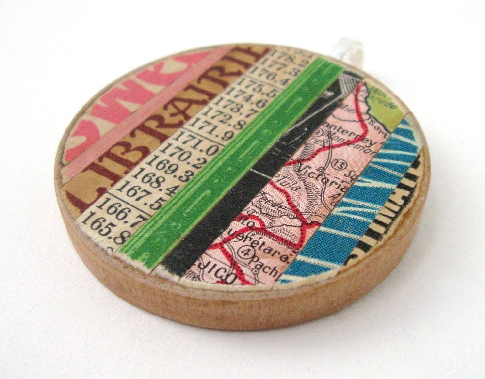 Couture Collage no 9 (librairie) - PENDANT - Original Wearable Collage