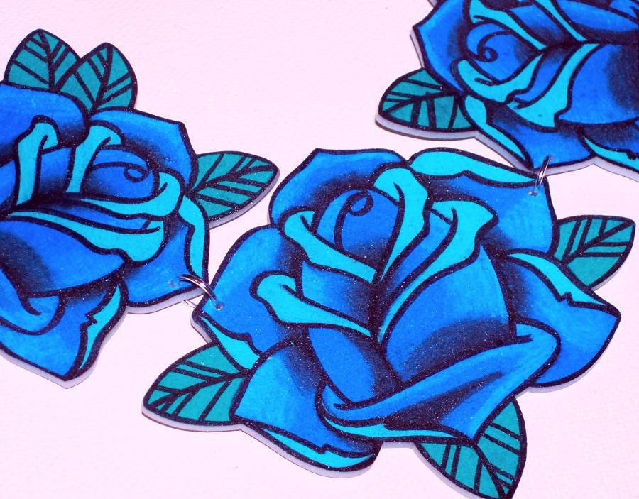 lovely triple blue rose necklace