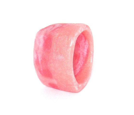 Handcrafted resin Ring "kisses"