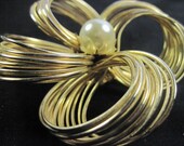 Large Vintage Faux Pearl Gold tone Wire Loop Brooch Pin
