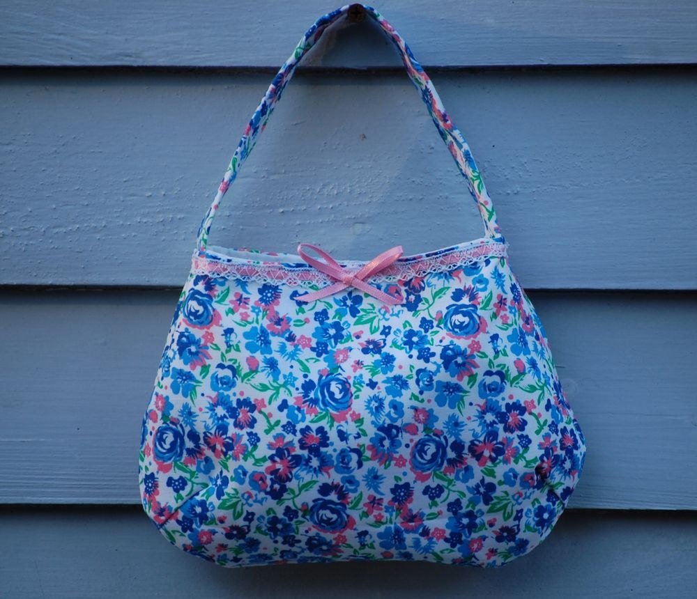 Fabric purse for small girl.