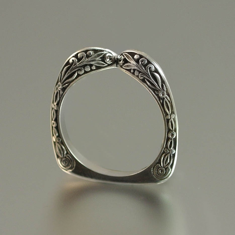 COUNTESS 14K gold wedding band (sizes 7 to 9.5)