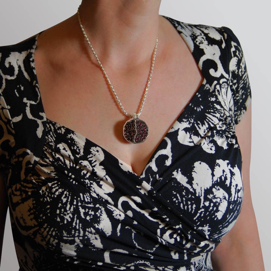 JUICY POMEGRANATE silver garnet pendant