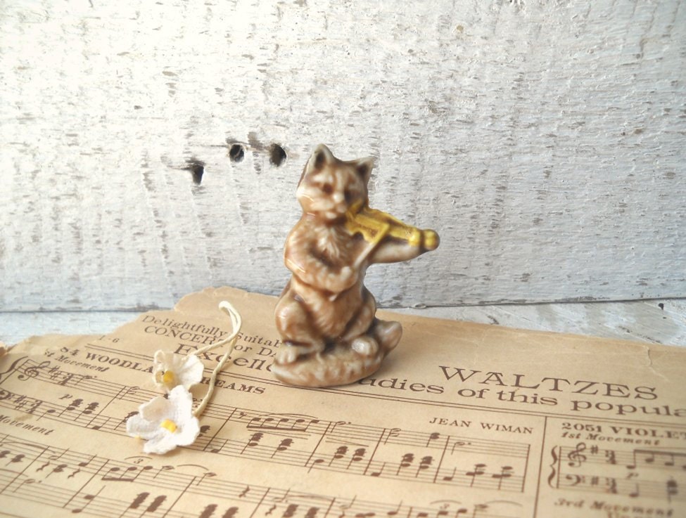Vintage Wade Cat Fiddle Figurine Ceramic Red Rose Tea Collectible 1970s Nursery Rhyme