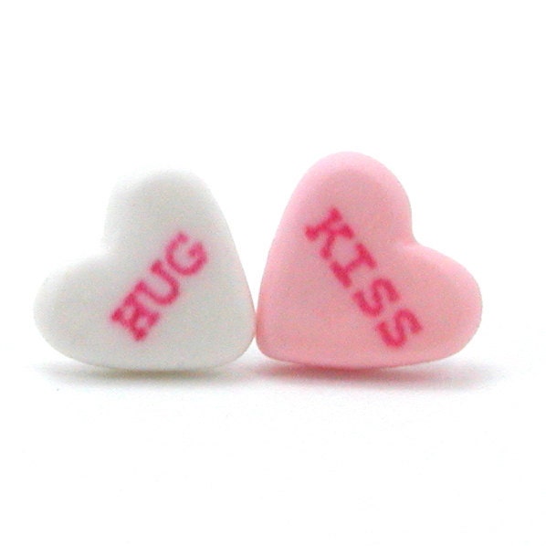 Candy heart stud earrings : HUG KISS