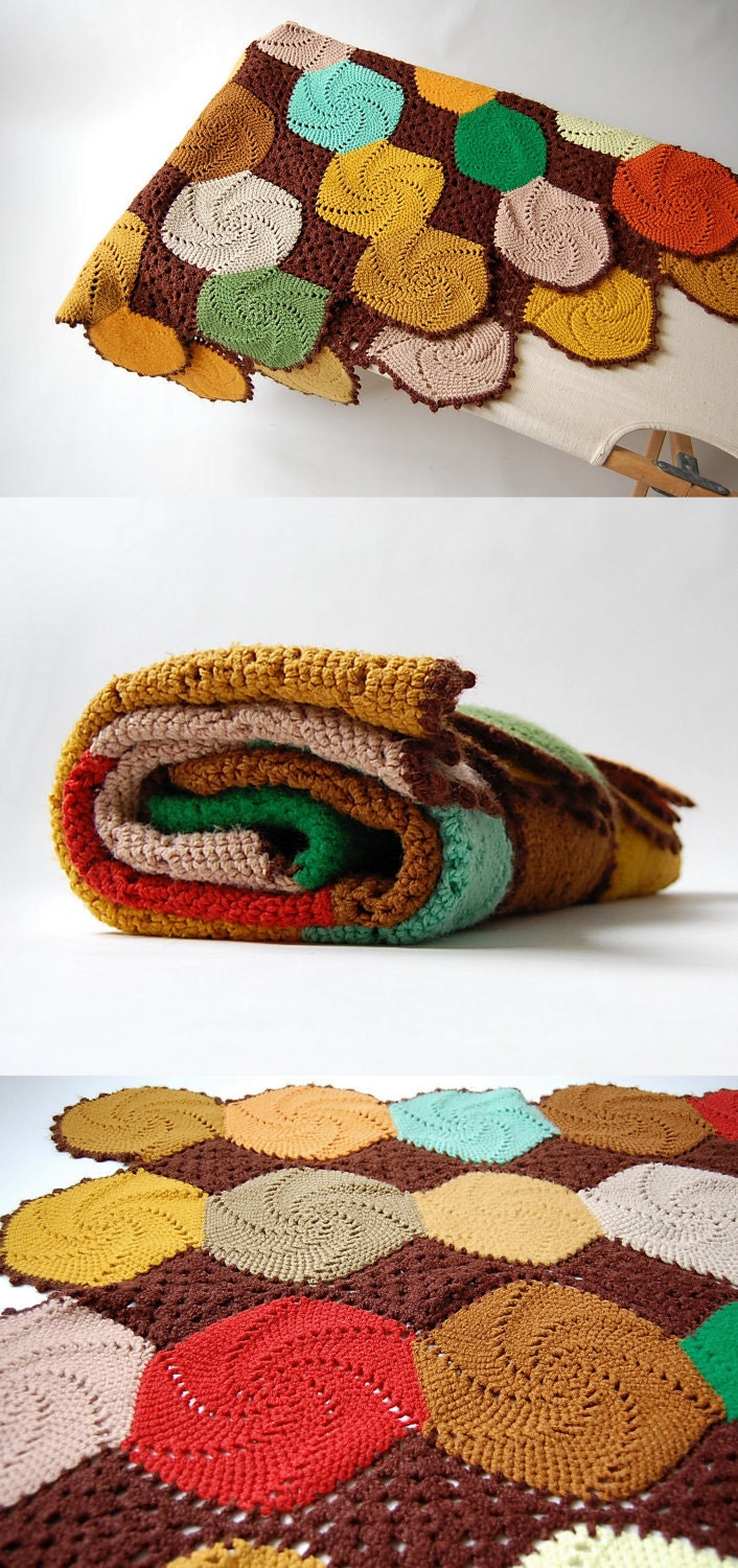 Colorful Vintage Afghan . Multi Color Throw . Handmade . earthtones . Circle . Scalloped . Cottage Decor