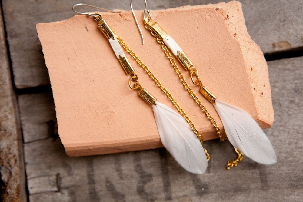 Dreams come true - white feather and white leather earring with gold colored chain