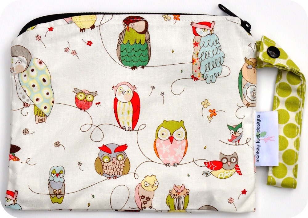 Small 9 x 7 Wet bag Wetbag / Snack / Swim / Diapers / Alexander Henry Natural Spotted Owls / SEALED SEAMS and Snap Strap