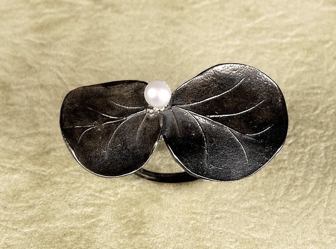 Eucalyptus Leaf Ring with pearl- large