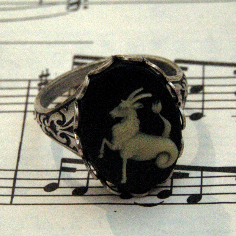 Vintage Zodiac Cameo Ring - Capricorn