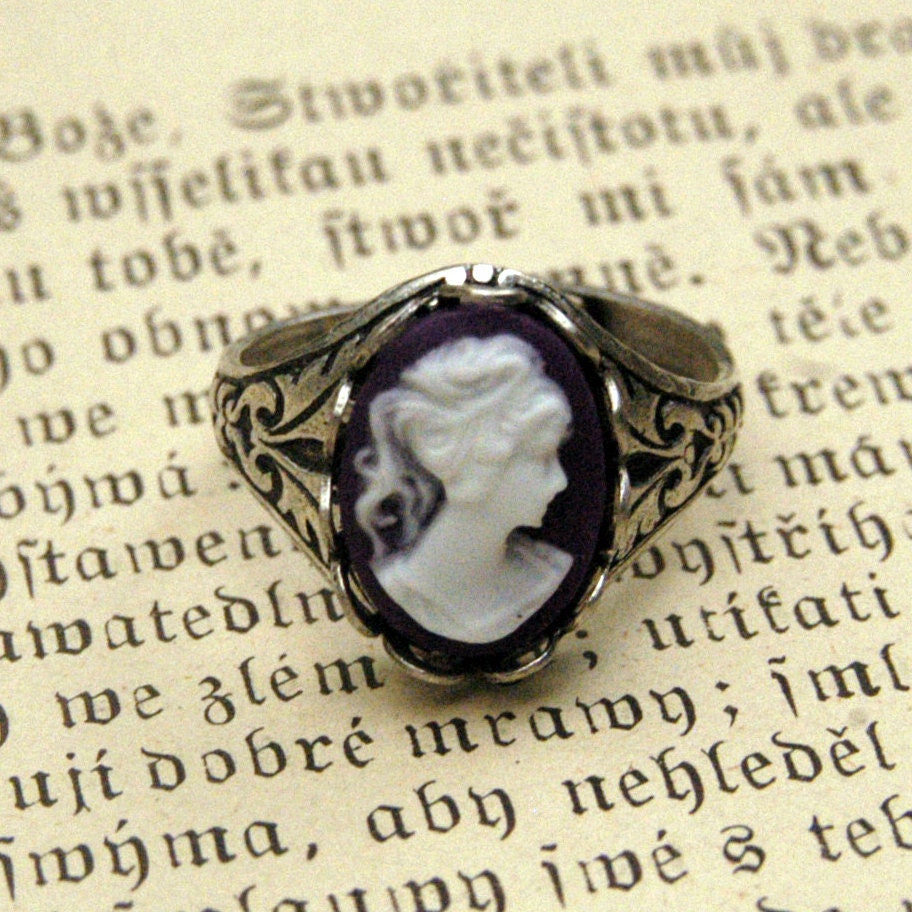 Purple Lady Cameo Ring in Silver