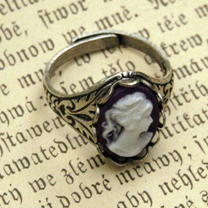 Purple Lady Cameo Ring in Silver