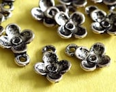 Sale 24pcs ANTIQUE SILVER Small Flower Pendants EAAA007Y