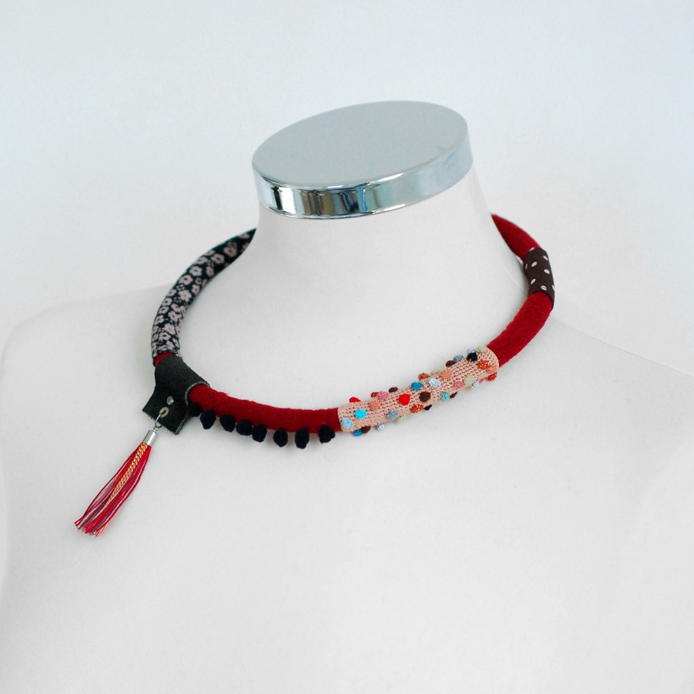 Dark delicate bubbles short necklace