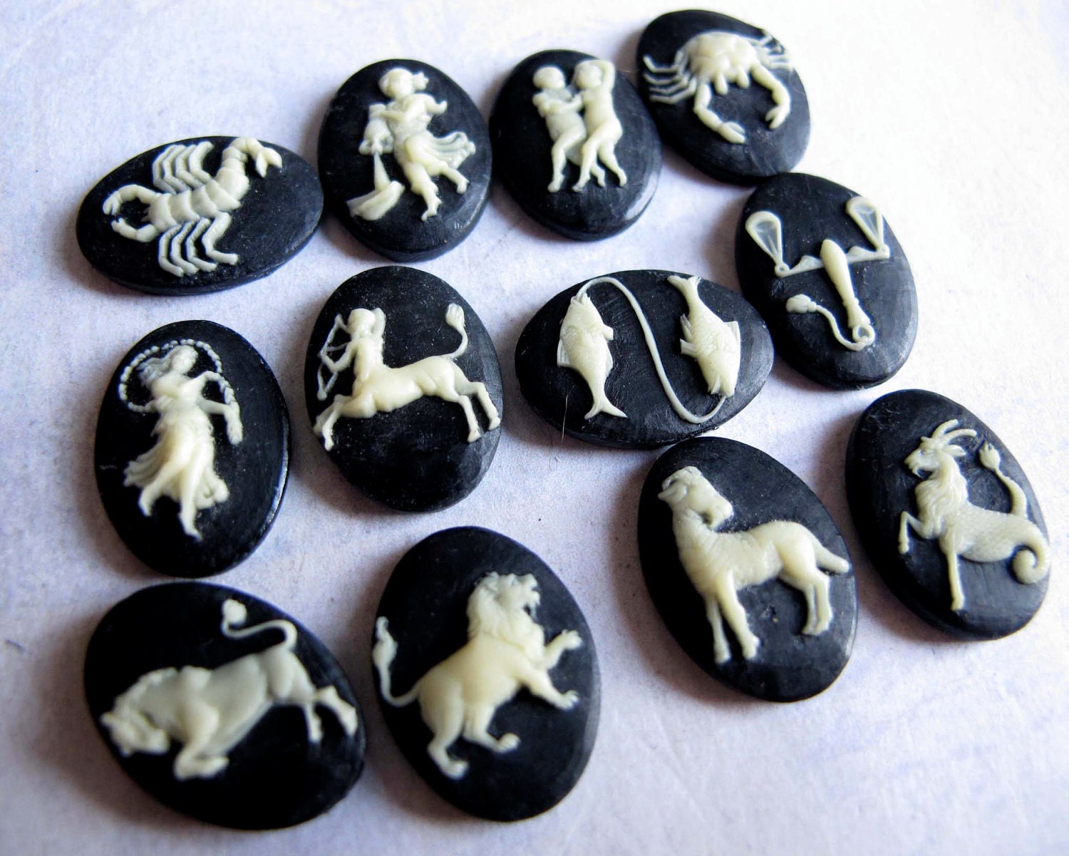 Vintage Black and White Plastic Astrological Character Sign Cabochon Set (12X) (CB508)