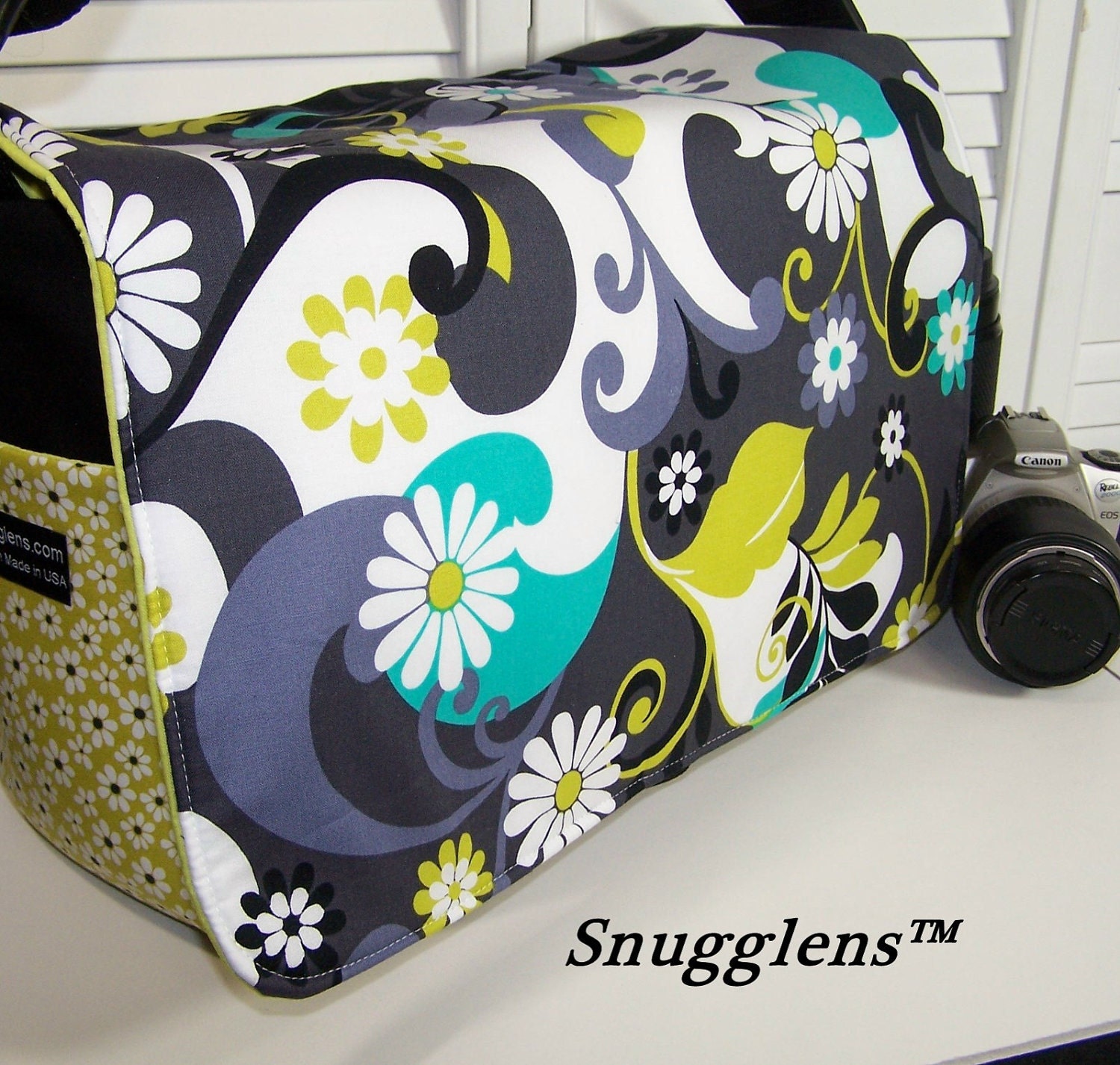 PreOrder Camera Bag Large Boss w/iPAD2 sleeve-groovey daisy swirl-cactus green interior SNUGGLENS