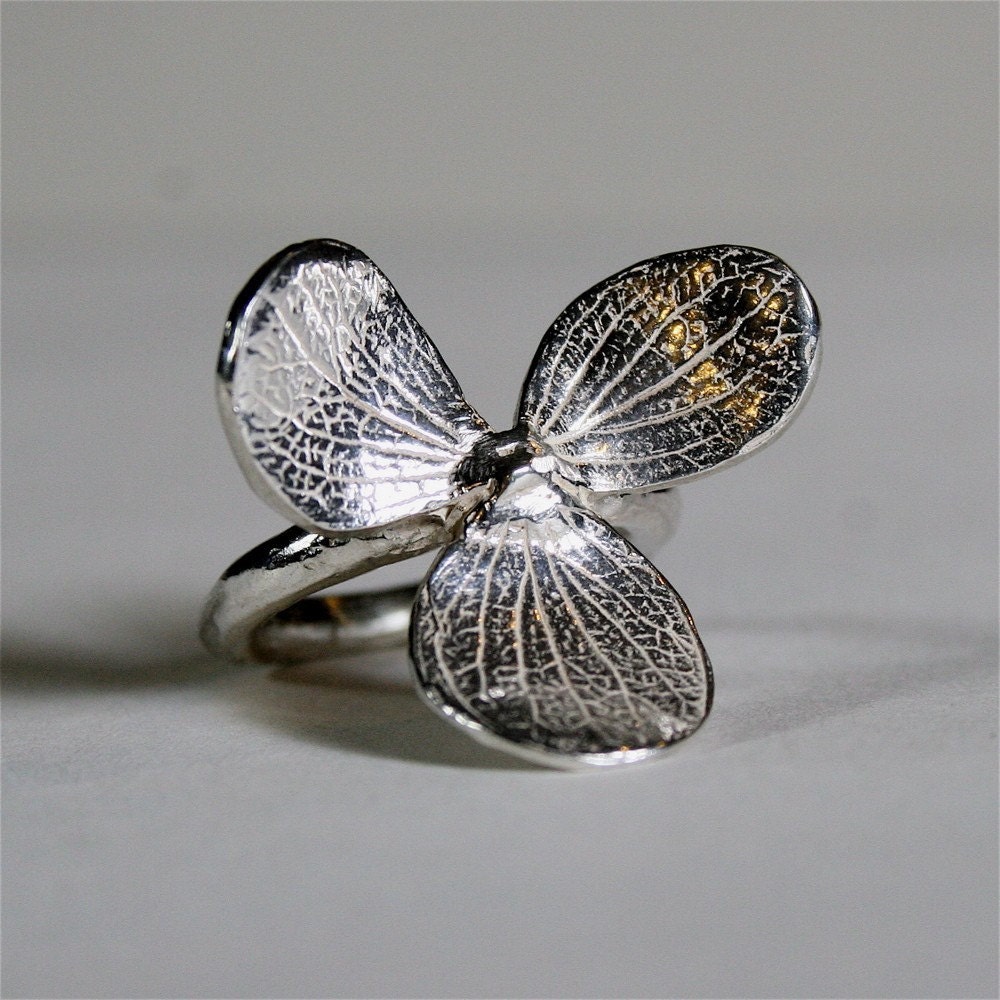 Beautiful 3 leaf 925 Sterling Silver flower Ring size 6 by zulasurfing