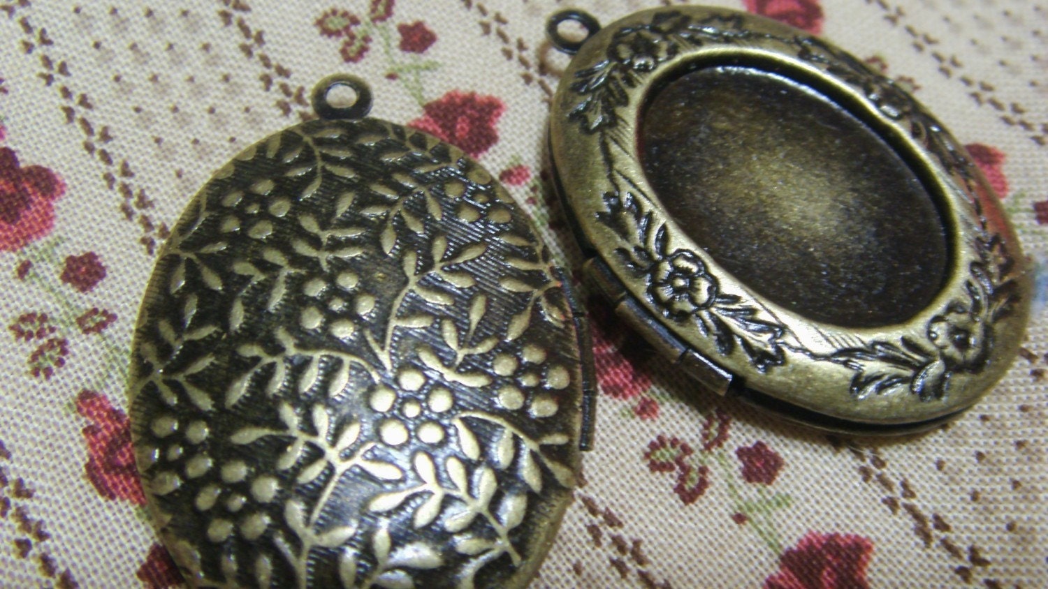 2x OVAL LOCKETS 23x28mm (in antique brass tone) Code 190 - reserved for Debbie