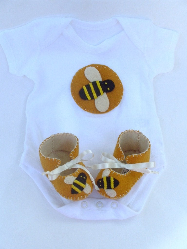 Bumble Bee Unisex Baby Gift Set. baby Booties plus by funkyshapes