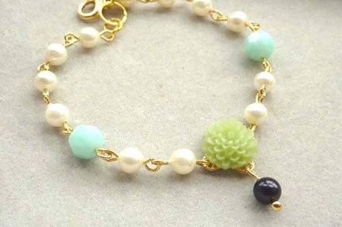 White Pearls and Mint Crystal Bracelet. Wedding Bracelet. Bridal Jewelry. Bridesmaid Gift.
