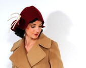 CURLY CLOCHE HAT in burgundy
