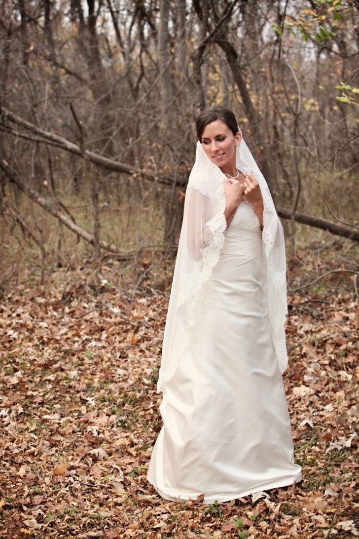 Mantilla - Fingertip Length Veil
