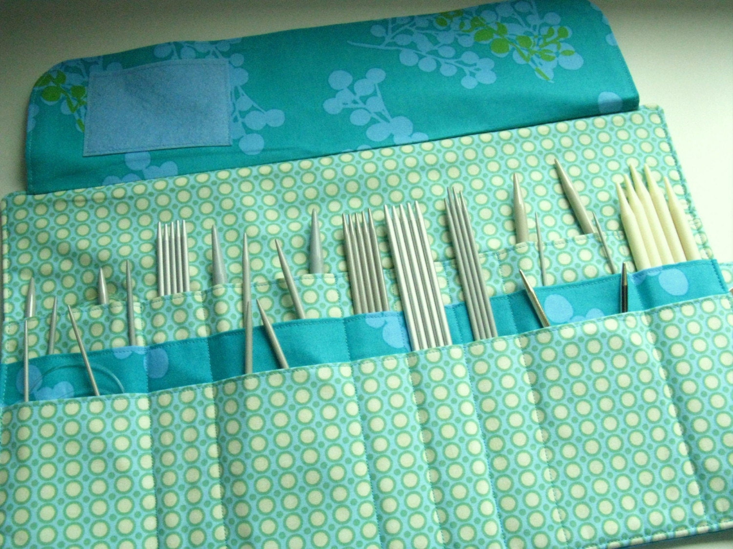 Double pointed needle and circulars clutch for knitters