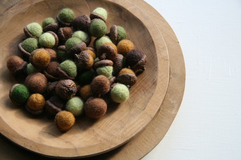 5 Felted Acorns