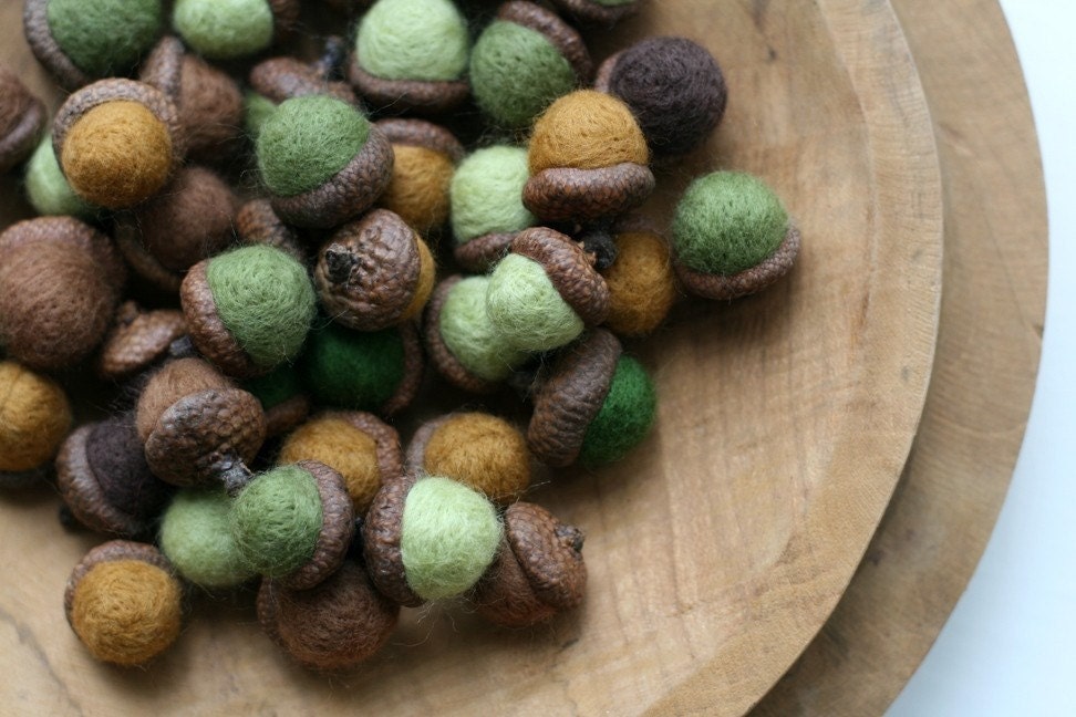 5 Felted Acorns