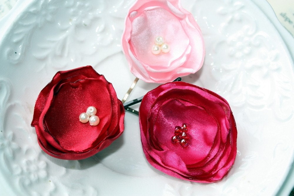 All about the pink set of 3 burnt edge satin fabric flower posie bobby pins in pale pink, bright pink and red by the Paisley Moon on Etsy
