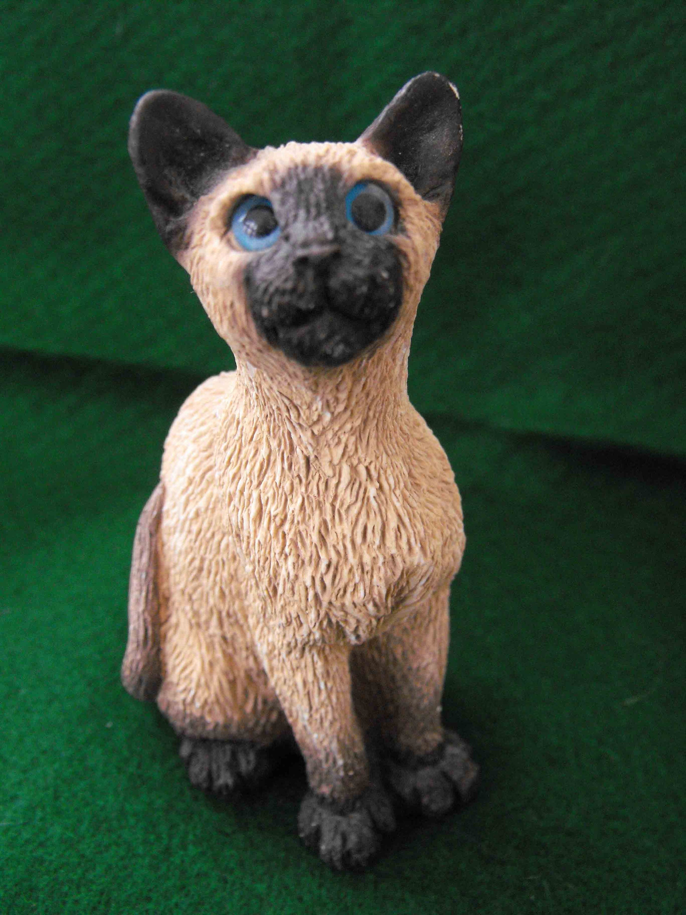 Vintage Figurine, Siamese Cat, Stone Critters Signed, Numbered, ca 1980 NT-221