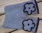 Gray crochetted mittens with black edge flower
