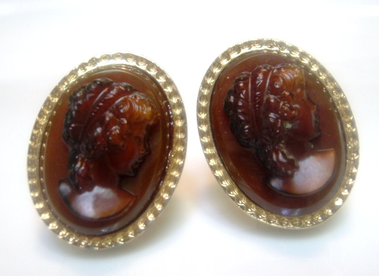 Gorgeous Glass Cameo Cuff Links