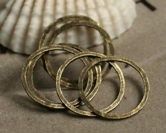Hand hammered antique brass ring aprox 18mm in diameter, 10 pcs (item