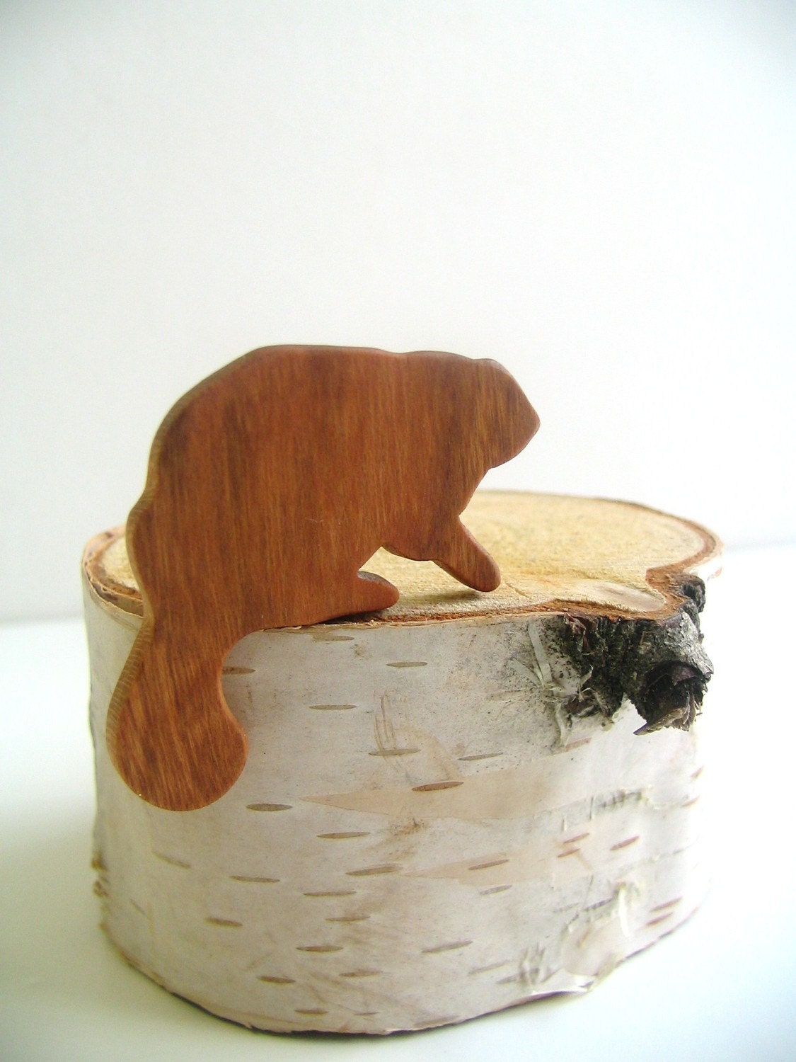 Silhouette Beaver Brooch Cherry wood